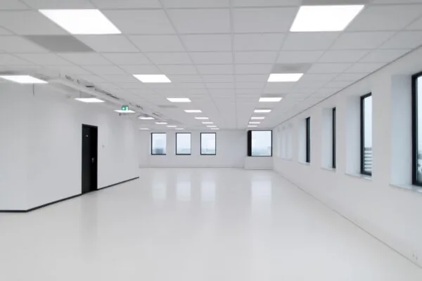 Lichte, lege kantoorruimte in Rivium Quadrant met grote ramen en systeemplafond.